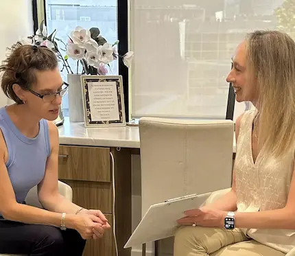 psychologist-consultation-at-the-anxiety-clinic-in-bondi-junction-mobile Clinical psychologist Dr Jodie Lowinger with client at The Anxiety Clinic in Bondi Junction